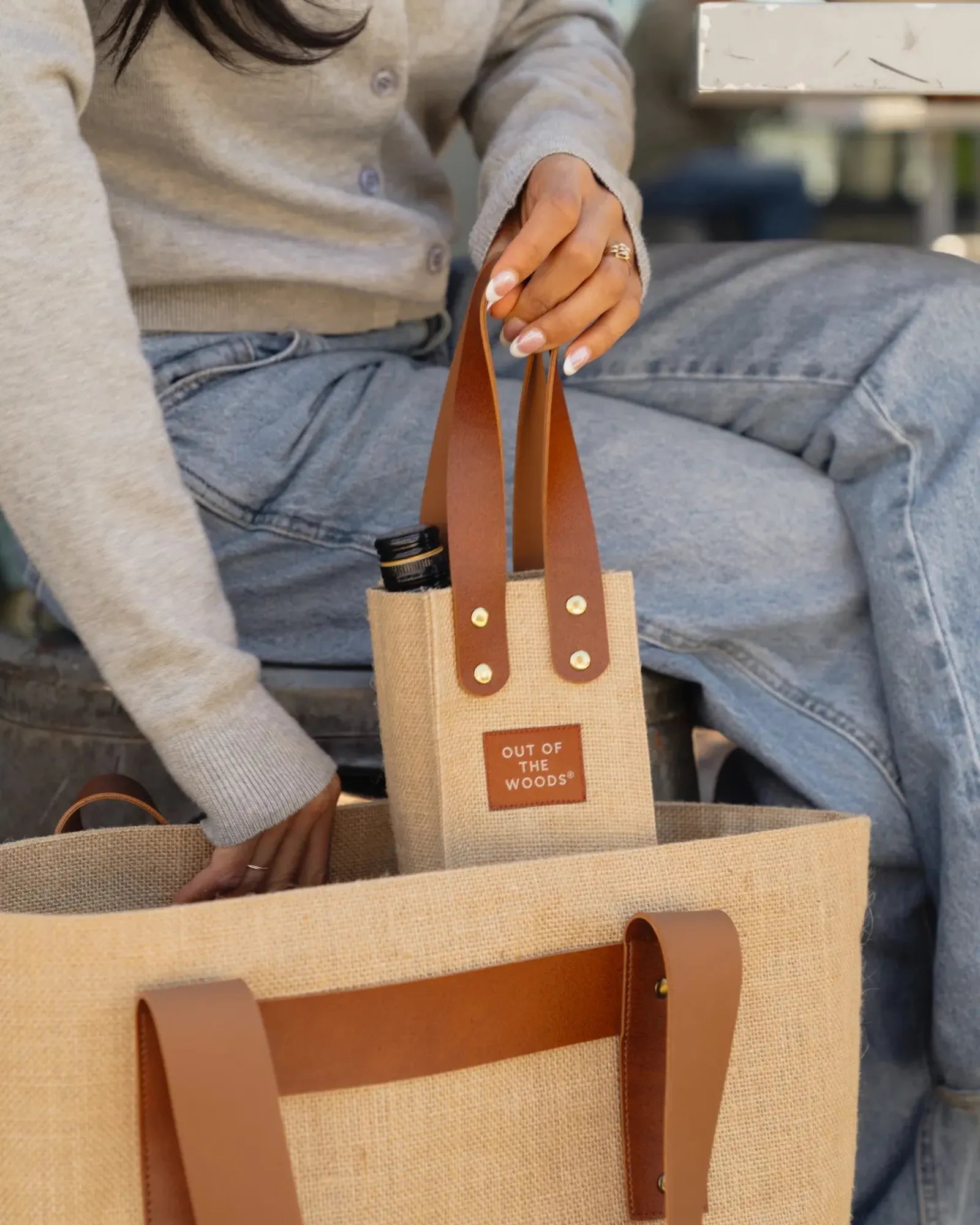 Custom jute wine tote bag for corporate gifting - 4
