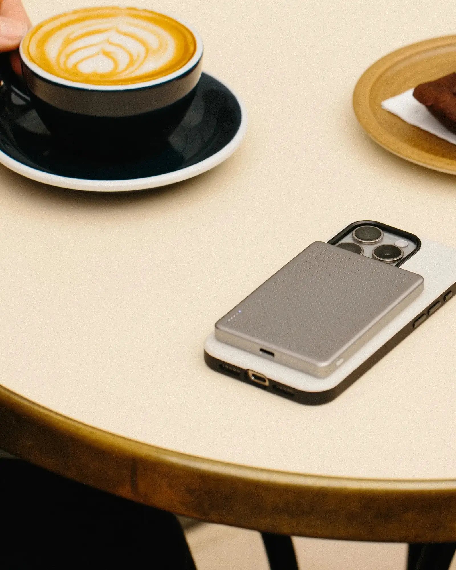 Custom 5,000mAh power bank Native Union Active - 7